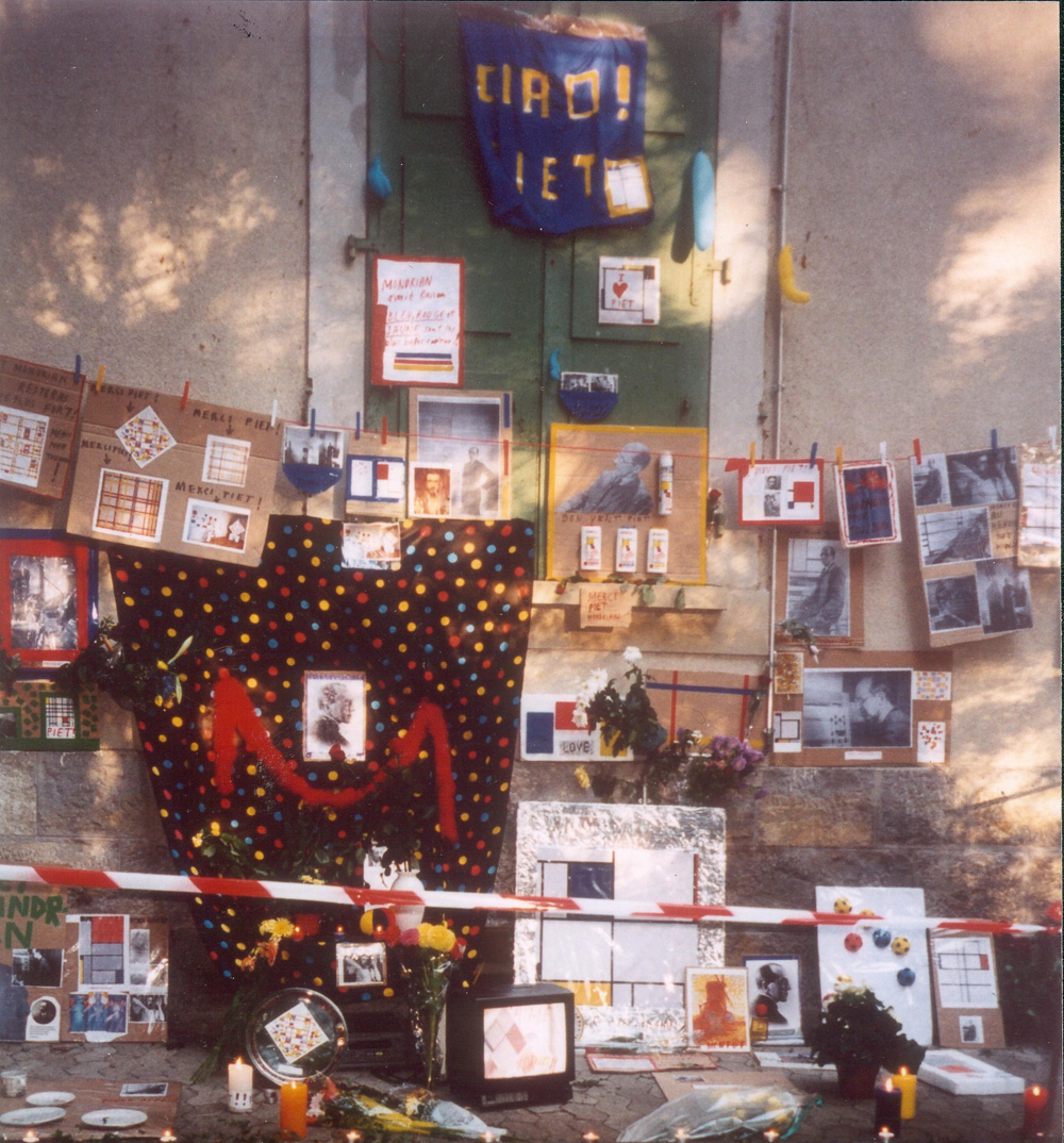Thomas Hirschhorn. Mondrian Altar. 1997. Mixed mediums. Dimensions variable. Centre Genevois de Gravure Contemporaine, Geneva, 1997. Courtesy Carol Greene, New York, and Gladstone Gallery, New York. © 2011 Thomas Hirschhorn