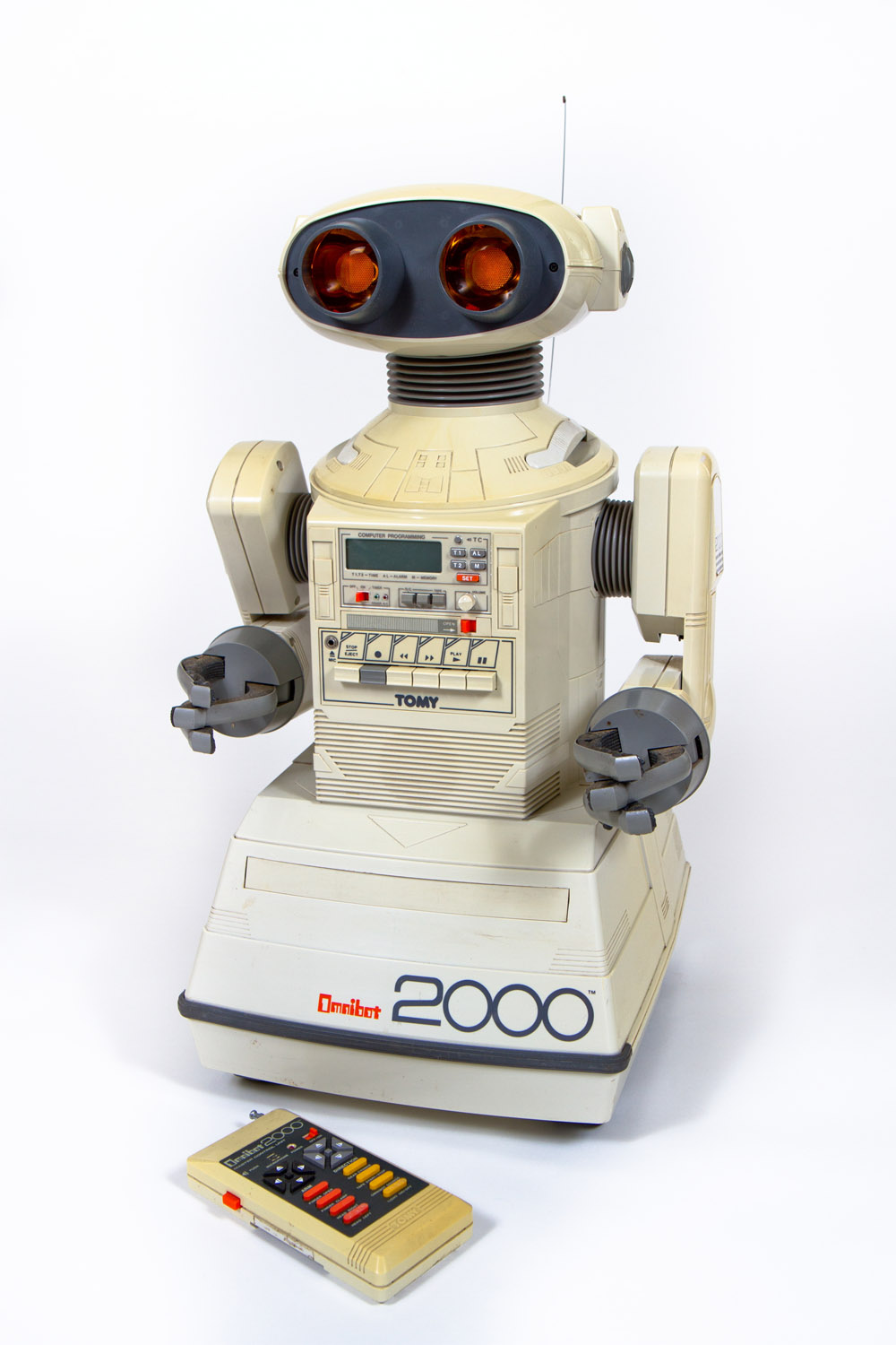 Century of the Child: Growing by Design 1900-2000 Omnibot 2000, remote-controlled robot. c. 1985. Various materials, 24 x 15 x 14″ (61 x 38.1 x 35.6 cm). Manufactured by Tomy (formerly Tomiyama), Katsushika, Tokyo. Space Age Museum/Kleeman Family Collection, Litchfield, Connecticut