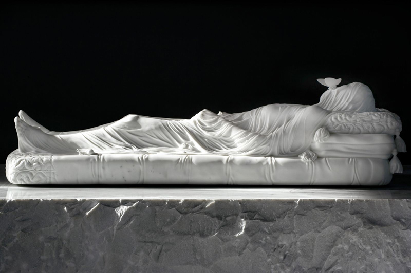 Gisant (Elizabeth Crosby), 2012, marbre de Carrare, 270 x 185 x 128 cm