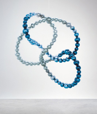 ”RSI Knot”, 2012, Mirrored glass, stainless steel, 157 x 147 x 75 cm / 61 3/4 x 57 3/4 x 29 1/2 inches. Simulation Othoniel Studio - © Adagp, Paris 2013
