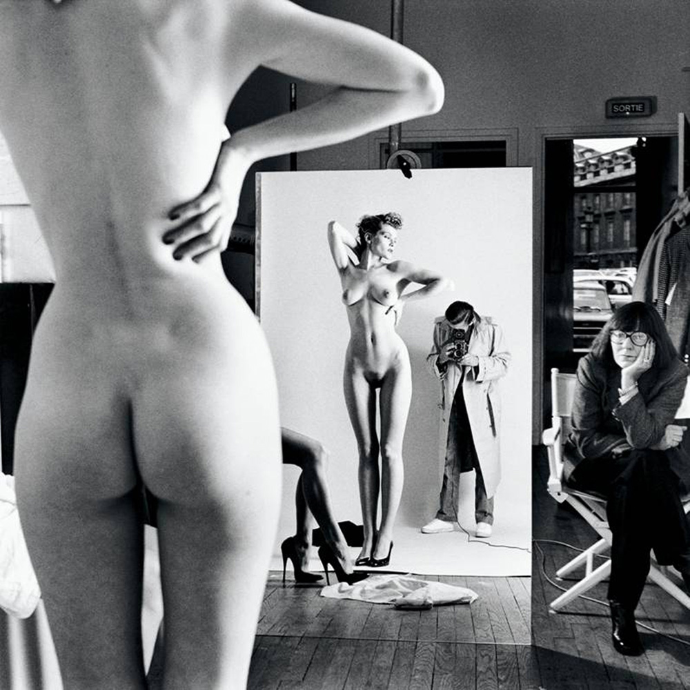 Immagine 3 Helmut Newton  Autoritratto con la moglie e le modelle Vogue Studio, Paris 1981 © Helmut Newton Estate