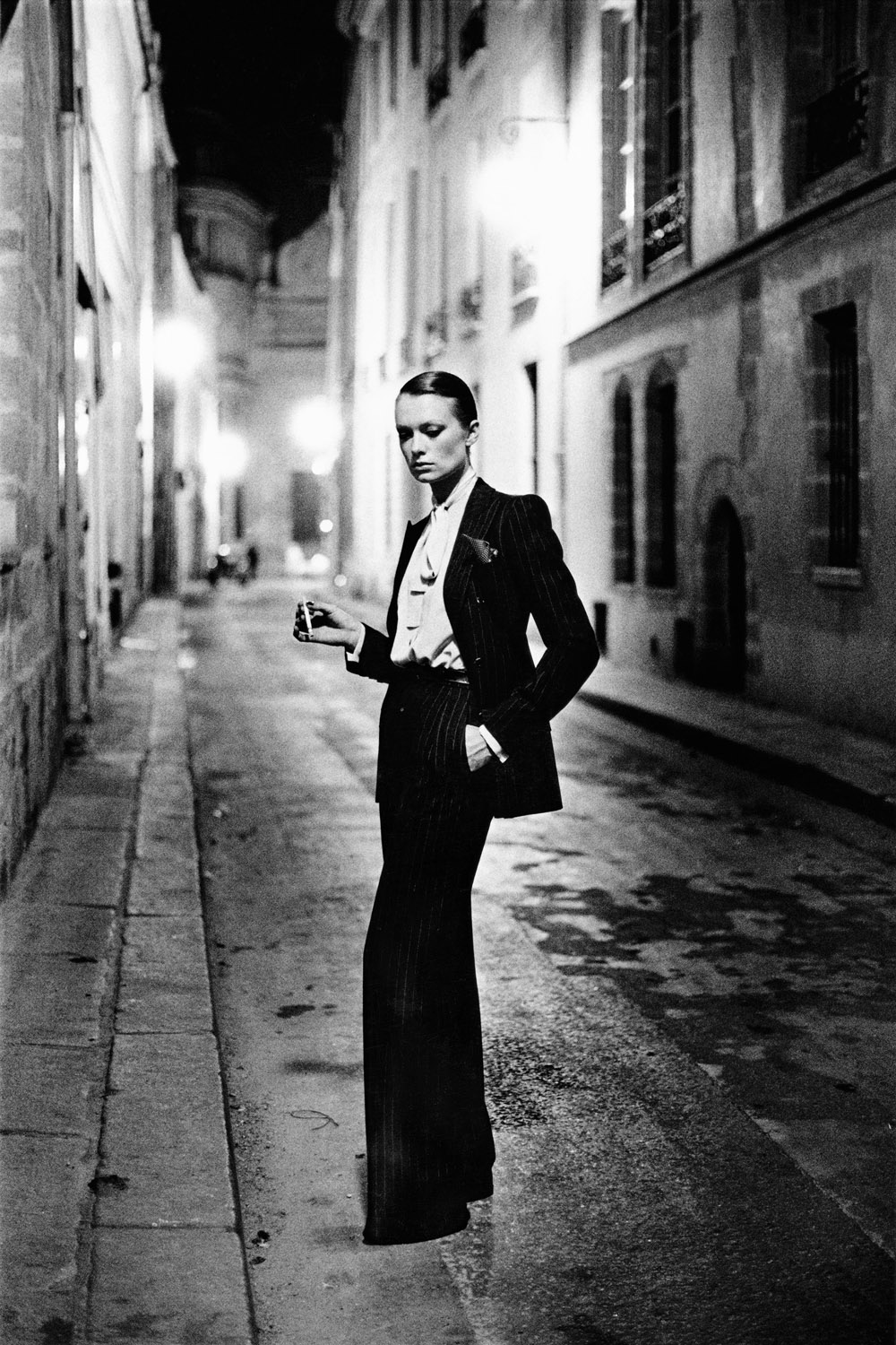 Immagine 5 Helmut Newton  Rue Aubriot, French Vogue dalla serie White Women Paris 1975 © Helmut Newton Estate