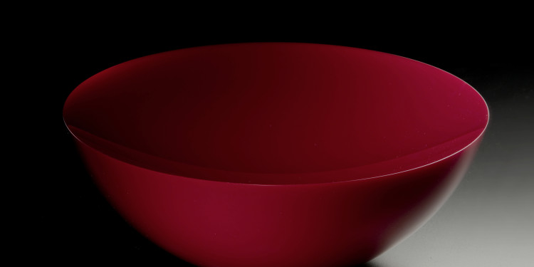 Frantisek Vizner Red opaque glass bowl, 2010 30 x 15 cm Photo © Gabriel Urbánek Courtesy of Clara Scremini, Paris