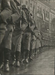 Martin Munkácsi: Potsdam Nap - A Reichswehr felvonul. Potsdam, 1933. március 21. Az ullstein bild tulajdona. / Martin Munkácsi: Tag von Potsdam - the deployment of the armed forces. Potsdam, 21 March 1933. Courtesy: ullstein bild