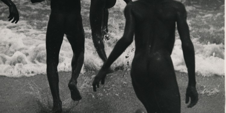 Martin Munkácsi: Néger fiúk a Tanganyika tavon. Libéria, 1930 körül. Az ullstein bild tulajdona. / Martin Munkácsi: Boys running into the surf at Lake Tanganyika, Liberia about 1930. Courtesy: ullstein bild.