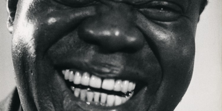 Martin Munkácsi: Párizsi blues - Louis Armstrong nevet. Párizs, 1961. A Martin Munkácsi Hagyaték tulajdona. / Martin Munkácsi: Paris Blues - Louis Armstrong laughing. Paris, 1961. Courtesy: The Estate of Martin Munkacsi