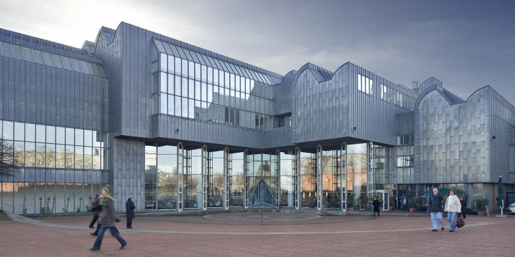 Museum Ludwig mit Heinrich-Böll-Platz. © Tomas Riehle/arturimages