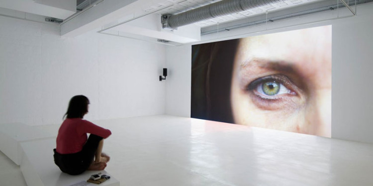 Sophie Whettnall Excess of Yang 2010  dittico video  2'03'' 2010  diptych video 2'03'' installation view Espai 13, Fundació Joan Miró, Barcelona Courtesy: Galleria Continua, San Gimignano / Beijing / Le Moulin