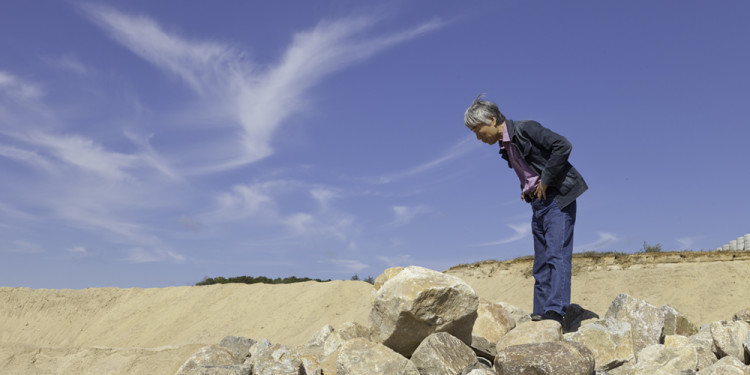 Lee Ufan: Marking Infinity Lee Ufan hunting for stones, East Hampton, New York, October 2010 Photo: David Heald. © Solomon R. Guggenheim Foundation