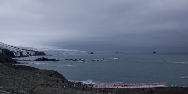 Gran Sur, 2011 Isola Elefante, Antartica Tubo al neon, legno, alluminio e generatore di corrente Dimensioni variabili