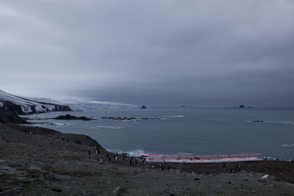 Gran Sur, 2011 Isola Elefante, Antartica Tubo al neon, legno, allumio e generatore di corrente Dimensioni variabili