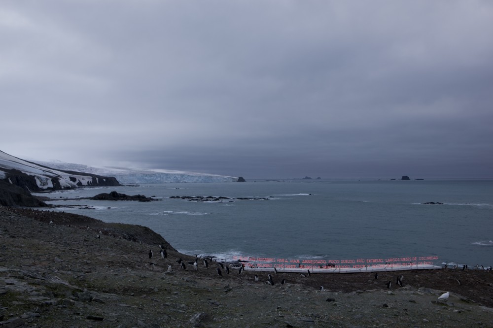 Gran Sur, 2011 Isola Elefante, Antartica Tubo al neon, legno, allumio e generatore di corrente Dimensioni variabili Gran Sur, 2011 Isola Elefante, Antartica Tubo al neon, legno, allumio e generatore di corrente Dimensioni variabili