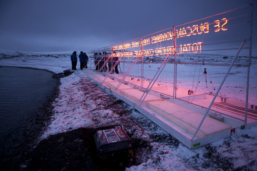 Gran Sur, 2011 Base Antartica Arturo Prat, Isola Greenwich. Tubo al neon, struttura in legno, cavo, alluminio e generatore di corrente. 