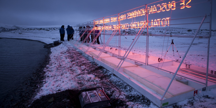 Gran Sur, 2011 Base Antartica Arturo Prat, Isola Greenwich. Tubo al neon, struttura in legno, cavo, alluminio e generatore di corrente.