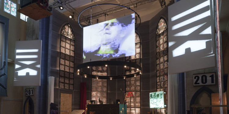 Eine Kirche der Angst vor dem Fremden in mir. Bühneninstallation des Fluxus-Oratoriums von Christoph Schlingensief im Deutschen Pavillon, Altaransicht mit Filmprojektion Foto: (c) Roman Mensing, artdoc