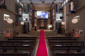 Eine Kirche der Angst vor dem Fremden in mir. Bühneninstallation des Fluxus-Oratoriums von Christoph Schlingensief im Deutschen Pavillon, Altaransicht mit Filmprojektion Foto: (c) Roman Mensing, artdoc