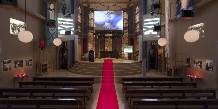 Eine Kirche der Angst vor dem Fremden in mir. Bühneninstallation des Fluxus-Oratoriums von Christoph Schlingensief im Deutschen Pavillon, Altaransicht mit Filmprojektion Foto: (c) Roman Mensing, artdoc