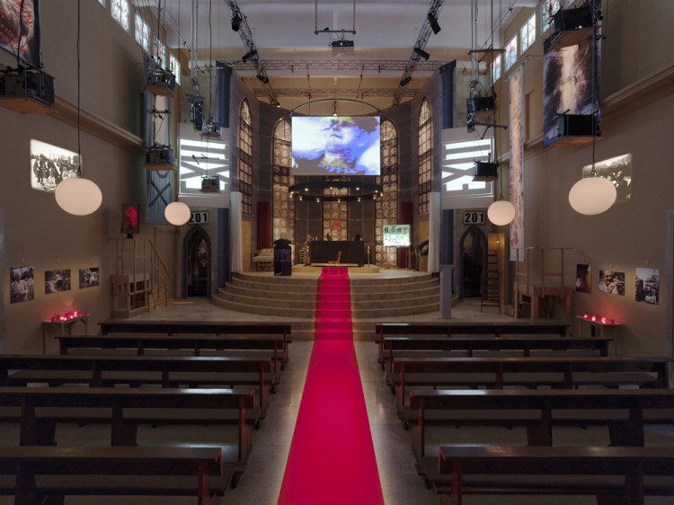 Eine Kirche der Angst vor dem Fremden in mir. Bühneninstallation des Fluxus-Oratoriums von Christoph Schlingensief im Deutschen Pavillon, Altaransicht mit Filmprojektion Foto: (c) Roman Mensing, artdoc