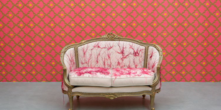 GHADA AMER Le Salon Courbé, 2007 divano ricamato, carta da parati / embroided sofa, wallpaper Collezione Giuliani, Roma / Giuliani Collection, Rome Courtesy Francesca Minini, Milano Photo: Matteo Visentin