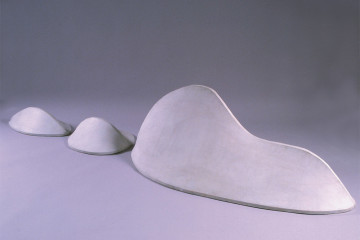 Pino Pascali, Scogliera, 1966 Tela bianca tesa su centine di legno cm 60 x 390 x 50 Soprintendenza per i Beni Artistici Storici e Etnoantropologici delle Province di Siena e Grosseto