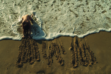 Sigalit Landau Mermaids (Erasing the Border of Azkelon), 2011 Still Video projection on the floor, with sound, 12”21’ © Sigalit Landau Courtesy the artist and kamel mennour, Paris