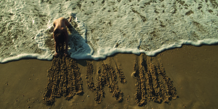 Sigalit Landau Mermaids (Erasing the Border of Azkelon), 2011 Still Video projection on the floor, with sound, 12”21’ © Sigalit Landau Courtesy the artist and kamel mennour, Paris