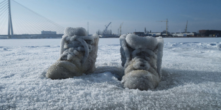 Sigalit Landau Salt Crystal Shoes on a Frozen Lake, Gdansk 2011 Still Video with sound, 11’’04’ © Sigalit Landau Courtesy the artist, kamel mennour, Paris