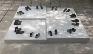 Sigalit Landau "O my friends, there are no friends", 2011 12 Pairs of bronze Shoes, 300 cm diameter Installation view, Israeli Pavilion, 54th Venice Biennale, Venice, 2011 © Sigalit Landau Courtesy the artist and kamel mennour, Paris