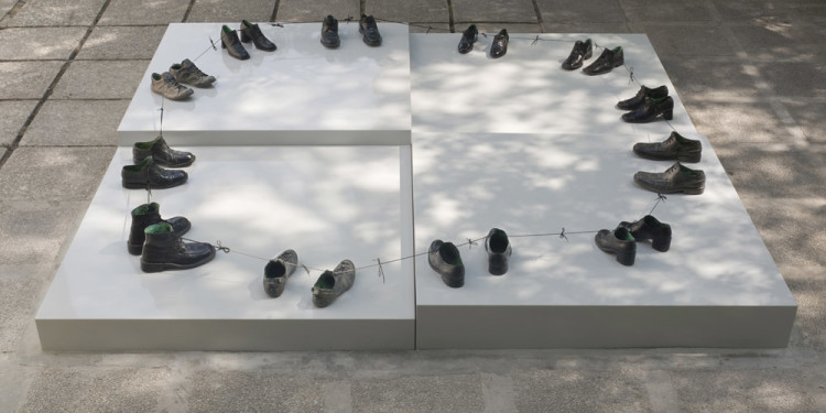 Sigalit Landau "O my friends, there are no friends", 2011 12 Pairs of bronze Shoes, 300 cm diameter Installation view, Israeli Pavilion, 54th Venice Biennale, Venice, 2011 © Sigalit Landau Courtesy the artist and kamel mennour, Paris