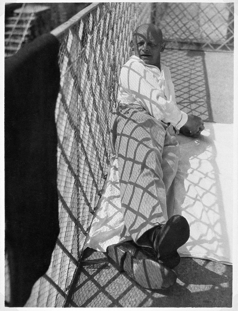 MOHOLY-NAGY László Oskar Schlemmer in Ascona, 1926 Gelatin silver print Author’s vintage print, 23.5 x 17.4 cm Collection of Tokyo Metropolitan Museum of Photography, Tokyo ©Hattula Moholy-Nagy/VEGAP 2011