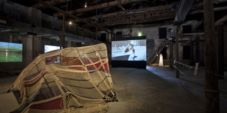 Padiglione America Latina-IILA, 54. Esposizione Internazionale d’Arte-la Biennale di Venezia Veduta generale In primo piano: Olaf Holzapfel (Germania) con Teresa, Mirta, Dionisia, Noelia y Luisa Gutiérrez della comunità indigena Wichi (Argentina), "Temporäres Haus", 2009-2010, Courtesy: l’artista e Johnen Gallery, Berlin In secondo piano: Martín Sastre (Uruguay), "Episode I: Tango with Obama", 2009, Courtesy: l’artista Foto: Rodolfo Fiorenza