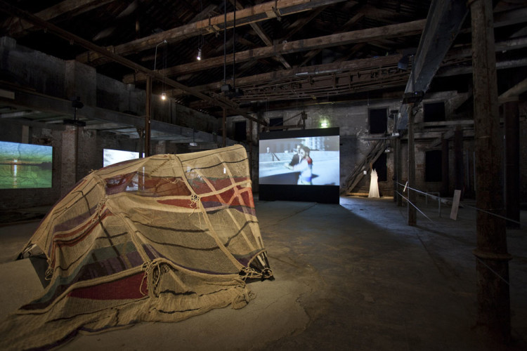 Padiglione America Latina-IILA, 54. Esposizione Internazionale d’Arte-la Biennale di Venezia Veduta generale In primo piano: Olaf Holzapfel (Germania) con Teresa, Mirta, Dionisia, Noelia y Luisa Gutiérrez della comunità indigena Wichi (Argentina), "Temporäres Haus", 2009-2010, Courtesy: l’artista e Johnen Gallery, Berlin In secondo piano: Martín Sastre (Uruguay), "Episode I: Tango with Obama", 2009, Courtesy: l’artista Foto: Rodolfo Fiorenza