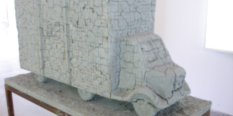 Aleksandr Brodsky, Furgone psichedelico dal progetto «Futurofobia» 1997/2008 Argilla cruda, metallo, videoproiezione Psychedelic Wagon Project "Futurephobia" 1997/2008 Unburned clay, metal, videoprojection