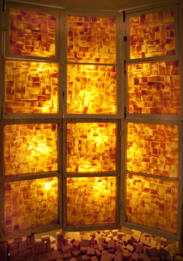 Gruppo Mylo, Stanza d'ambra 2010 Installazione Illuminazione, moduli finestra, vetro, sapone The Amber Room 2010 Installation Light, window frames, glass, soap