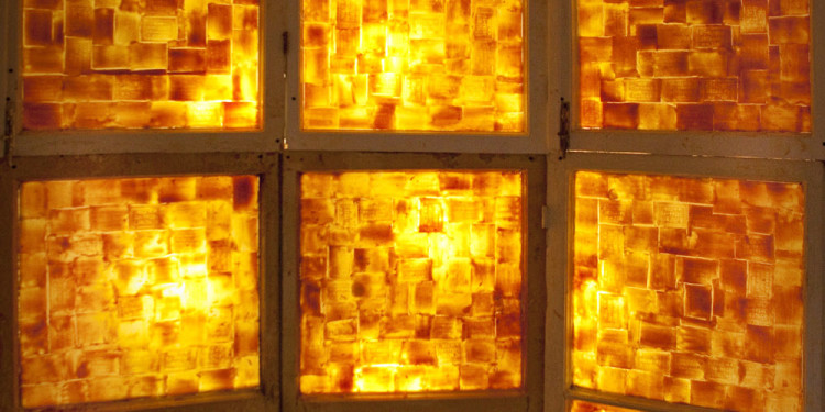 Gruppo Mylo, Stanza d'ambra 2010 Installazione Illuminazione, moduli finestra, vetro, sapone The Amber Room 2010 Installation Light, window frames, glass, soap