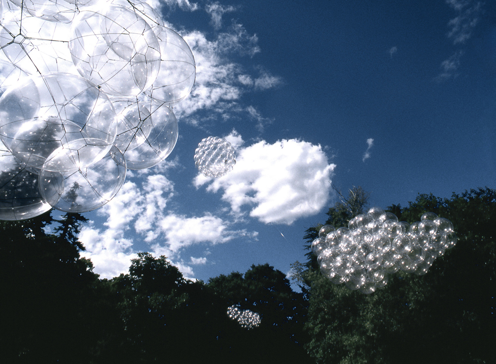 Tomás Saraceno Flying Garden/Air-Port-City, 2005 Installation view at Villa Manin, Centre for Contemporary Art, Italy, 2005 Courtesy: The artist and Andersen's Contemporary, Tanya Bonakdar Gallery, pinksummer contemporary art, Foto: Sillani Tomás Saraceno Flying Garden/Air-Port-City, 2005 Installation view at Villa Manin, Centre for Contemporary Art, Italy, 2005 Courtesy: The artist and Andersen's Contemporary, Tanya Bonakdar Gallery, pinksummer contemporary art, Foto: Sillani