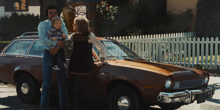 Robert Bechtle Berkeley Pinto (John De Andrea and his Family next to Bechtles Car) 1976 oil on canvas 123 x 176 cm Photo © MUMOK, Museum Moderner Kunst Stiftung Ludwig Wien, Leihgabe der Österreichischen Ludwig Stiftung