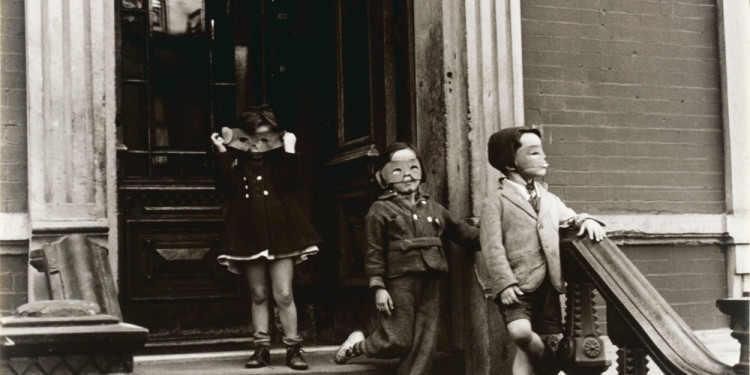 Helen Levitt New York, about 1940 Gelatin silver print © Estate of Helen Levitt