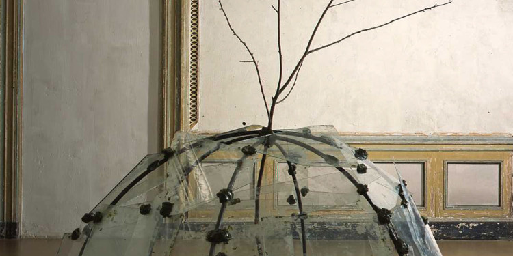 Mario Merz Igloo con albero, 1968-1969 tubolare in ferro, vetri, stucco, ramo / iron pipe, glasses, filler, branch igloo: 110 x 230 cm di diametro / diameter; ramo / branch: h 246 cm Progetto per / Project for l’Arte Moderna e Contemporanea CRT – in deposito presso / on loan to Castello di Rivoli Museo d’Arte Moderna e Contemporanea, Rivoli – Torino GAM Galleria Civica d’Arte Moderna e Contemporanea, Torino Photo© Castello di Rivoli Museo d’Arte Contemporanea, Rivoli / Photo© Paolo Pellion, Torino