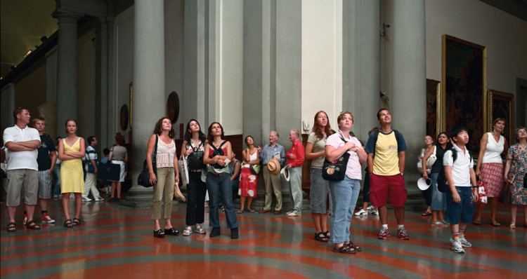 Thomas Struth Audience 4 (Galleria Dell'Accademia), Florenz, 2004 C-print mounted on UV Plexiglas 185.1 x 341.6 x 6.3 cm © Thomas Struth. Courtesy of the artist and Marian Goodman Gallery, New York / Paris