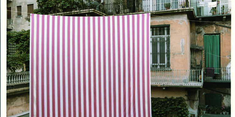 Daniel Buren Peinture sespendue (Acte II), 1972 tessuto 390 x 417 cm Collezione dell’artista