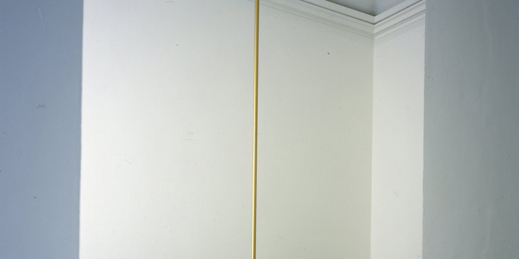 Gino De Dominicis Senza titolo (Untitled), 1967-69 roccia, asta dorata / rock, gilded rod roccia / rock, 120 x 120 x 130 cm; asta / rod, h 460 cm Fondazione per l’Arte Moderna e Contemporanea CRT in comodato presso / on loan to Castello di Rivoli Museo d’Arte Contemporanea, Rivoli-Torino GAM – Galleria Civica d’Arte Moderna e Contemporanea, Torino foto / photo Paolo Pellion