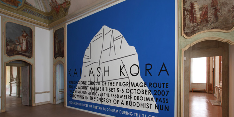 Hamish Fulton Kailash Kora, 2007 pittura opaca, lettere viniliche / matt paint, vinyl letters 730 x 460 cm Castello di Rivoli Museo d’Arte Contemporanea, Rivoli-Torino Deposito a lungo termine / Long term loan Collezione dell’artista / Collection of the Artist foto / photo Paolo Pellion