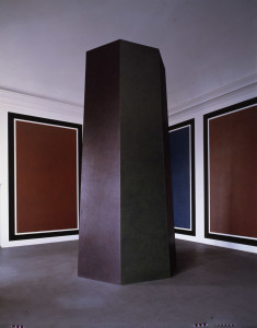 Sol LeWitt Panels and Tower with Colours and Scribbles (Pannelli e torre con colori e scarabocchi), 1992 pittura ad acqua, grafite su pareti e su struttura in legno / color wash, graphite on wall and on wood structure scultura / sculpture, 490 x 247 x 111 cm; 7 disegni su muro / wall drawings, 447 x 276 cm ciascuno / each Castello di Rivoli Museo d’Arte Contemporanea, Rivoli-Torino Donazione dell’artista / Gift of the artist foto / photo Paolo Pellion