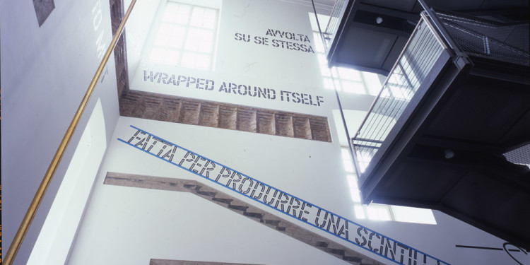 Lawrence Weiner MADE TO PRODUCE A SPARK (FATTA PER PRODURRE UNA SCINTILLA), 2006 lettere e segni in vinile su parete / vinyl lettering and signs on wall dimensioni determinate dall’ambiente / dimensions determined by the space Fondazione per l’Arte Moderna e Contemporanea CRT in comodato presso / on loan to Castello di Rivoli Museo d’Arte Contemporanea, Rivoli-Torino GAM – Galleria Civica d’Arte Moderna e Contemporanea, Torino foto / photo Paolo Pellion