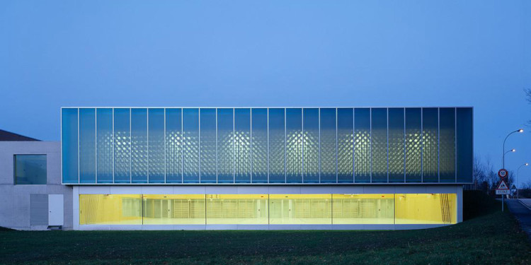 Graeme Mann & Patricia Capua Mann Architectes, Double gymnasium, Borex-Crassier, Switzerland, 2007 © Thomas Jantscher