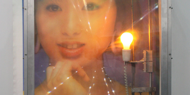 Jon Kessler, Noriko, 1994, mixed media with lights and motors (119,4 x 61 x 94 cm)