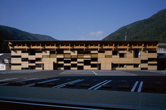 Kengo Kuma & Associates, Yusuhara Town Hall, Yusuhara, Japan, 2006 © Mitsumasa Fujitsuka