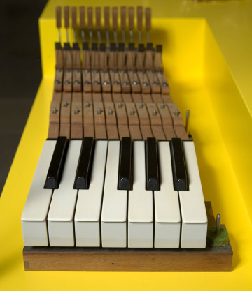 IN THE SPACE OF THE BEHOLDER | CONTEMPORARY SCULPTURE Steven Claydon (*1969), Western Plan (Commuted), 2009 (detail), sackcloth, wood, horse hair, cement, gold plated artificial resin, keyboard, brass, 206 x 120 x 120 cm, Pinakothek der Moderne, Sammlung Moderne Kunst, 2010 acquired by PIN. Freunde der Pinakothek der Moderne e.V. © Steven Claydon