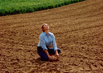 Gina Pane detail: Table de lecture (terre – ciel), 1969, 10 fotografie a colori fissate su legno 31 x 52 cm. Collezione Anne Marchand, in deposito al Frac des Pays de la Loire, Carquefou, Francia